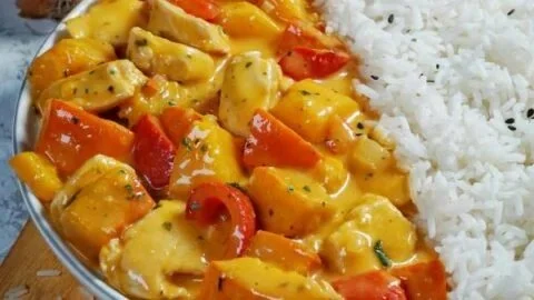 Cremige Kürbis-Hähnchen-Pfanne mit Reis auf einem Teller serviert