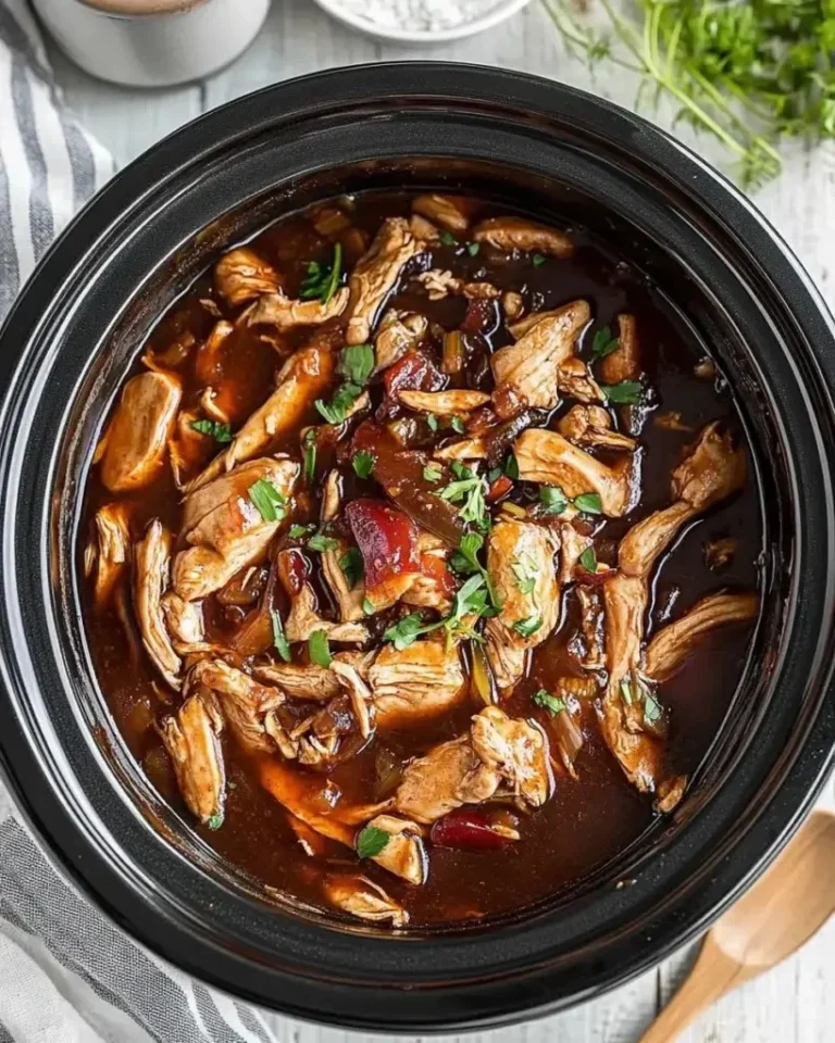 Crock-Pot Bourbon-Hähnchen zubereitet mit aromatischen Zutaten.