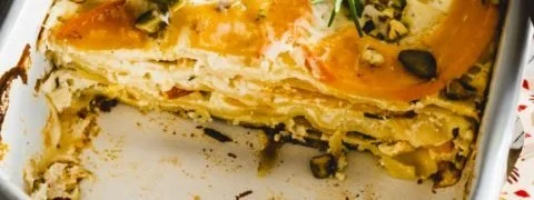 Kürbis-Lasagne mit Ricotta und Pistazien auf einem Teller.