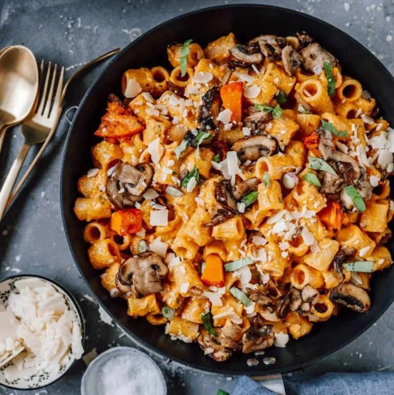 Kürbis-Pilz-Pasta: Ein herzhaftes Herbstgericht mit frischen Zutaten.
