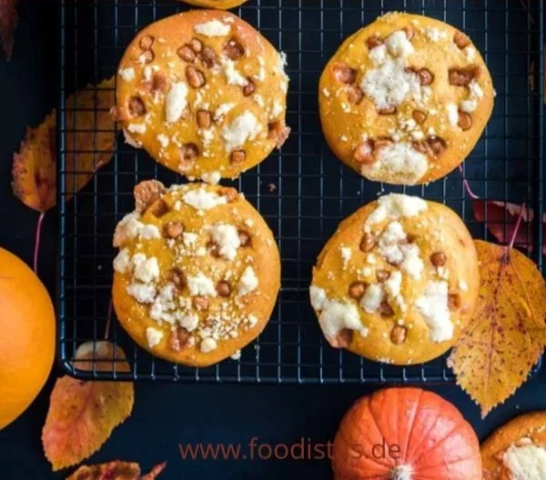 Leckere Kürbisplätzchen frisch gebacken auf einem Teller