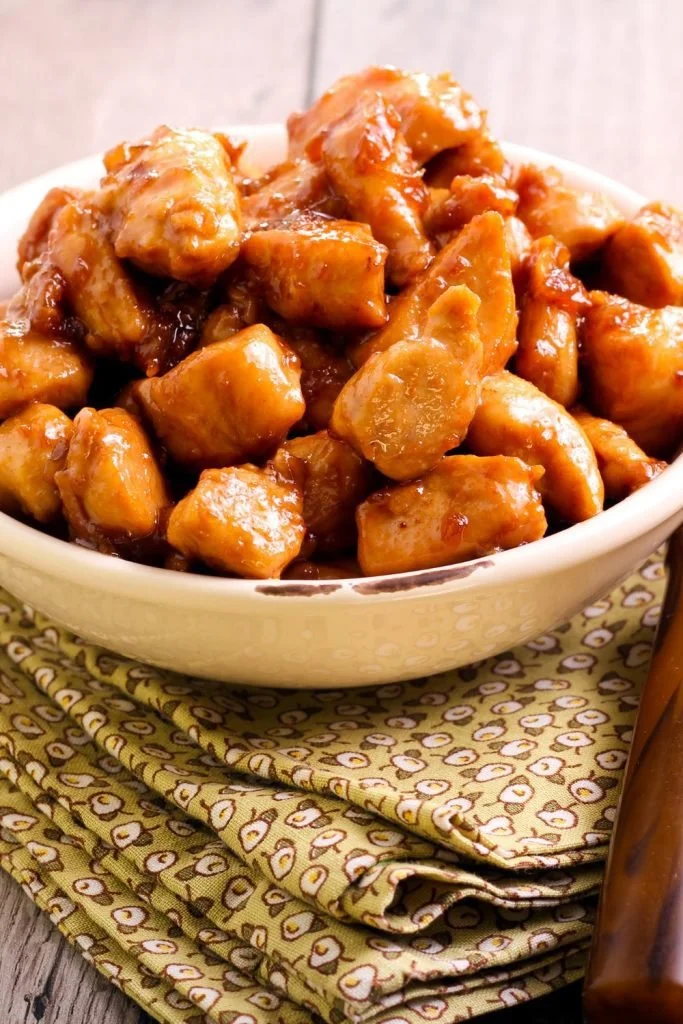 Köstliches Honighähnchen, langsamgekocht in einer klebrigen Honigsauce